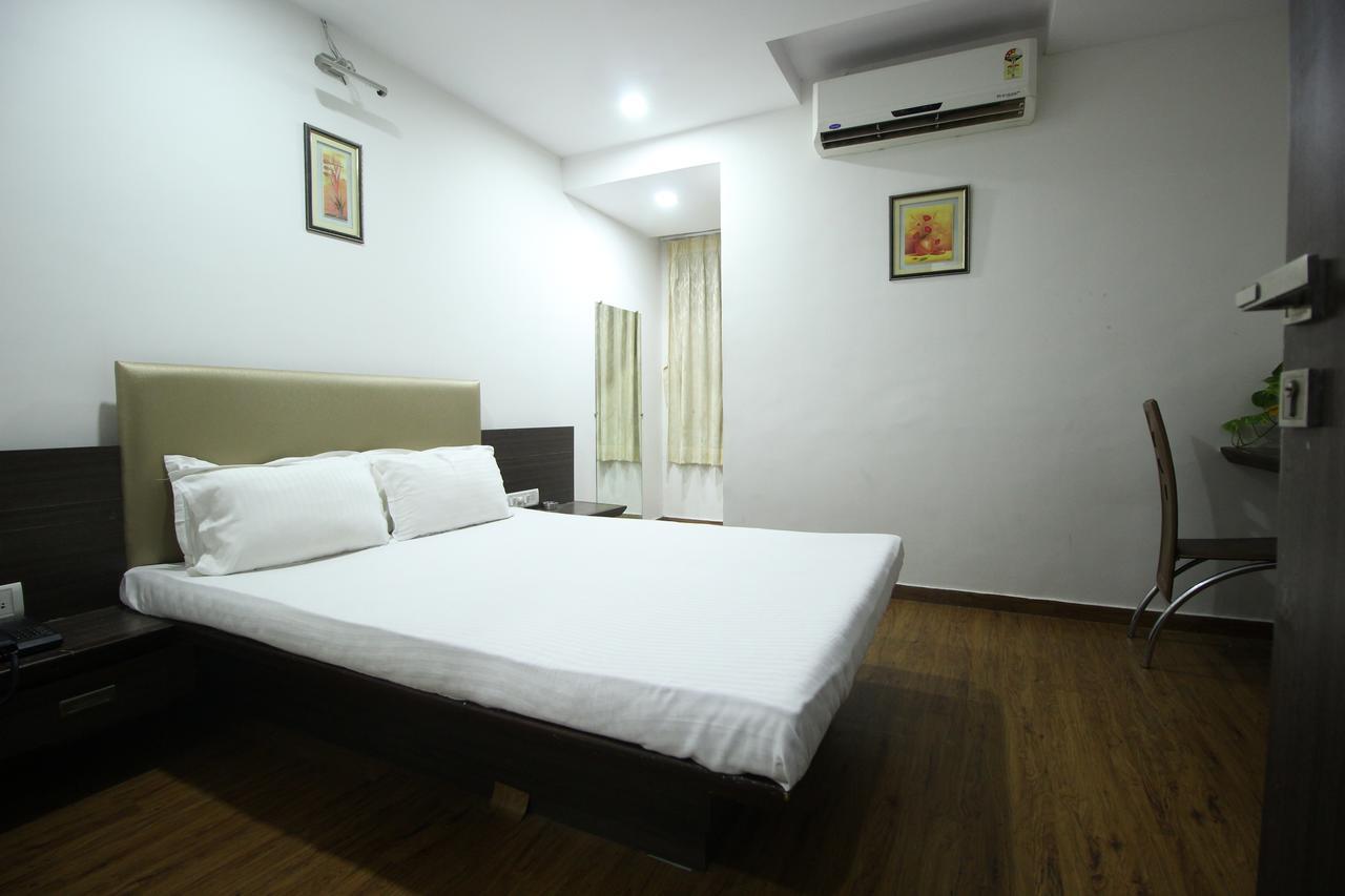 New Rajdhani Hotel Vadodara Dış mekan fotoğraf