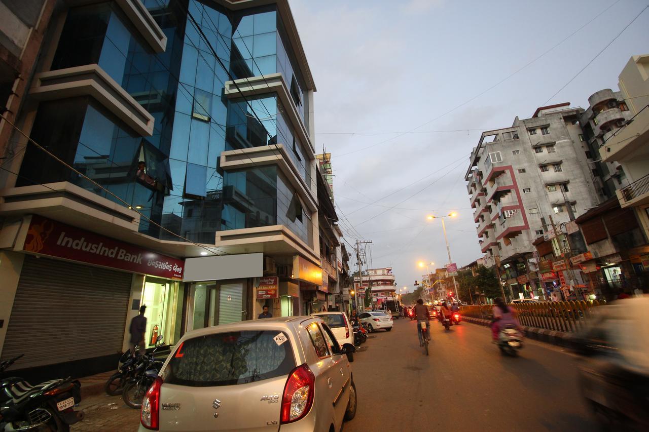 New Rajdhani Hotel Vadodara Dış mekan fotoğraf