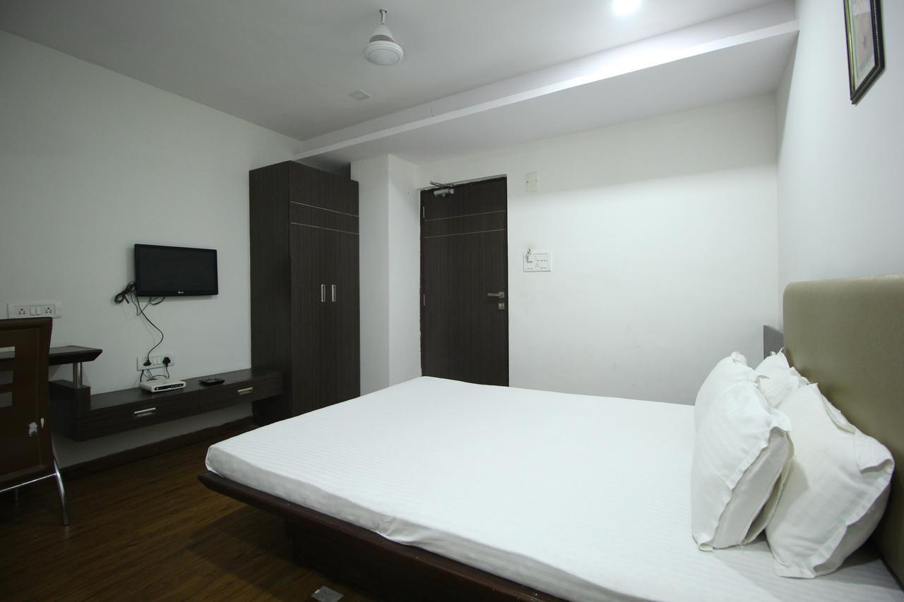 New Rajdhani Hotel Vadodara Dış mekan fotoğraf