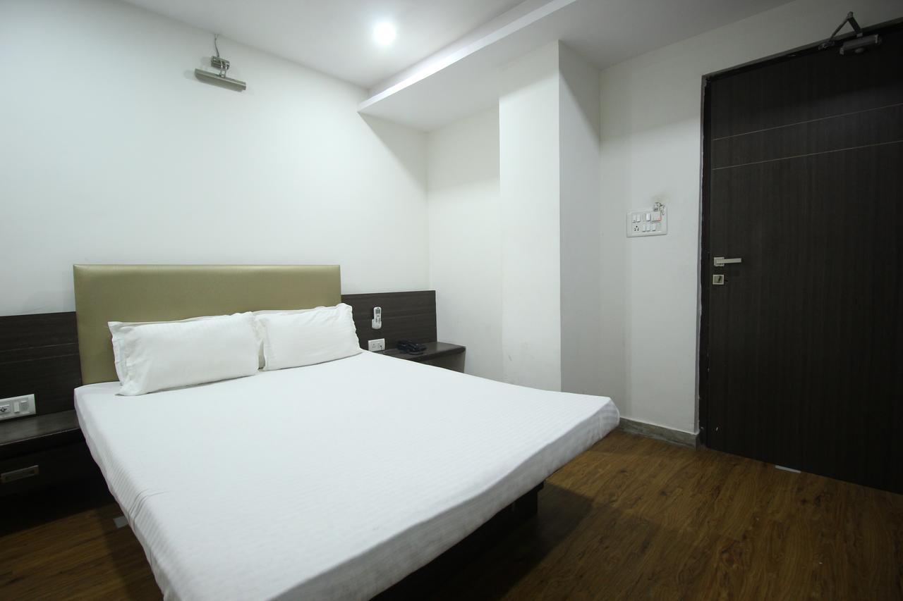 New Rajdhani Hotel Vadodara Dış mekan fotoğraf